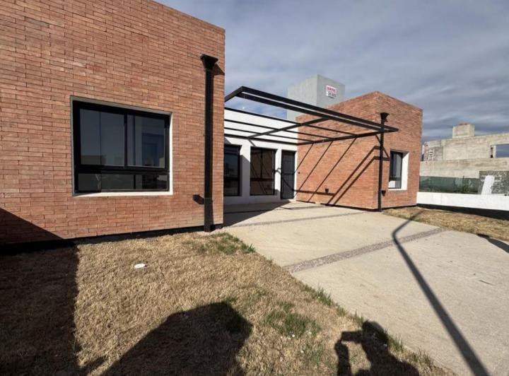 Casa · 90m² · 4 Ambientes · 1 Cochera