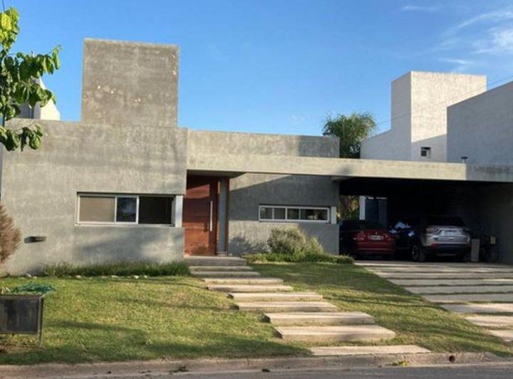 Casa · 160m² · 3 Ambientes · 2 Cocheras