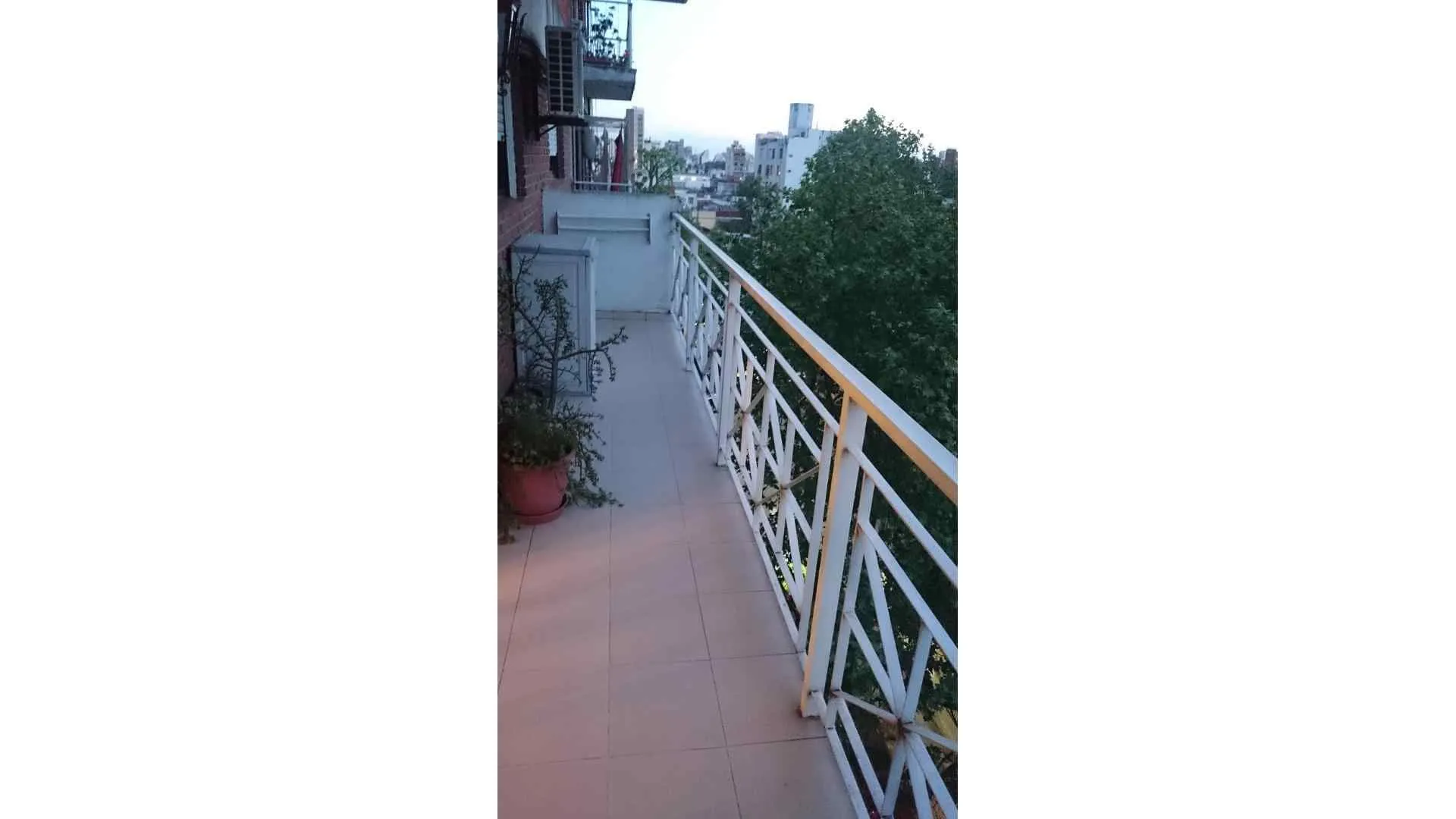 3 ambientes amoblados con balcón corrido. Cochera optativa
