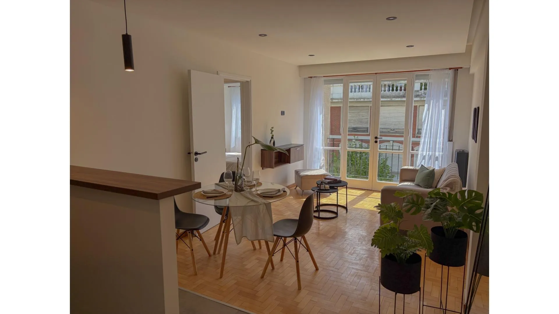 Departamento 2 ambientes con balcon saliente en piso alto