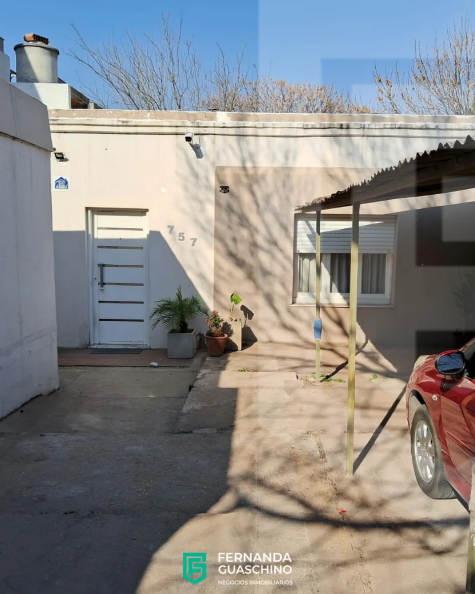 VENDO CASA CON LOCAL ZONA OESTE