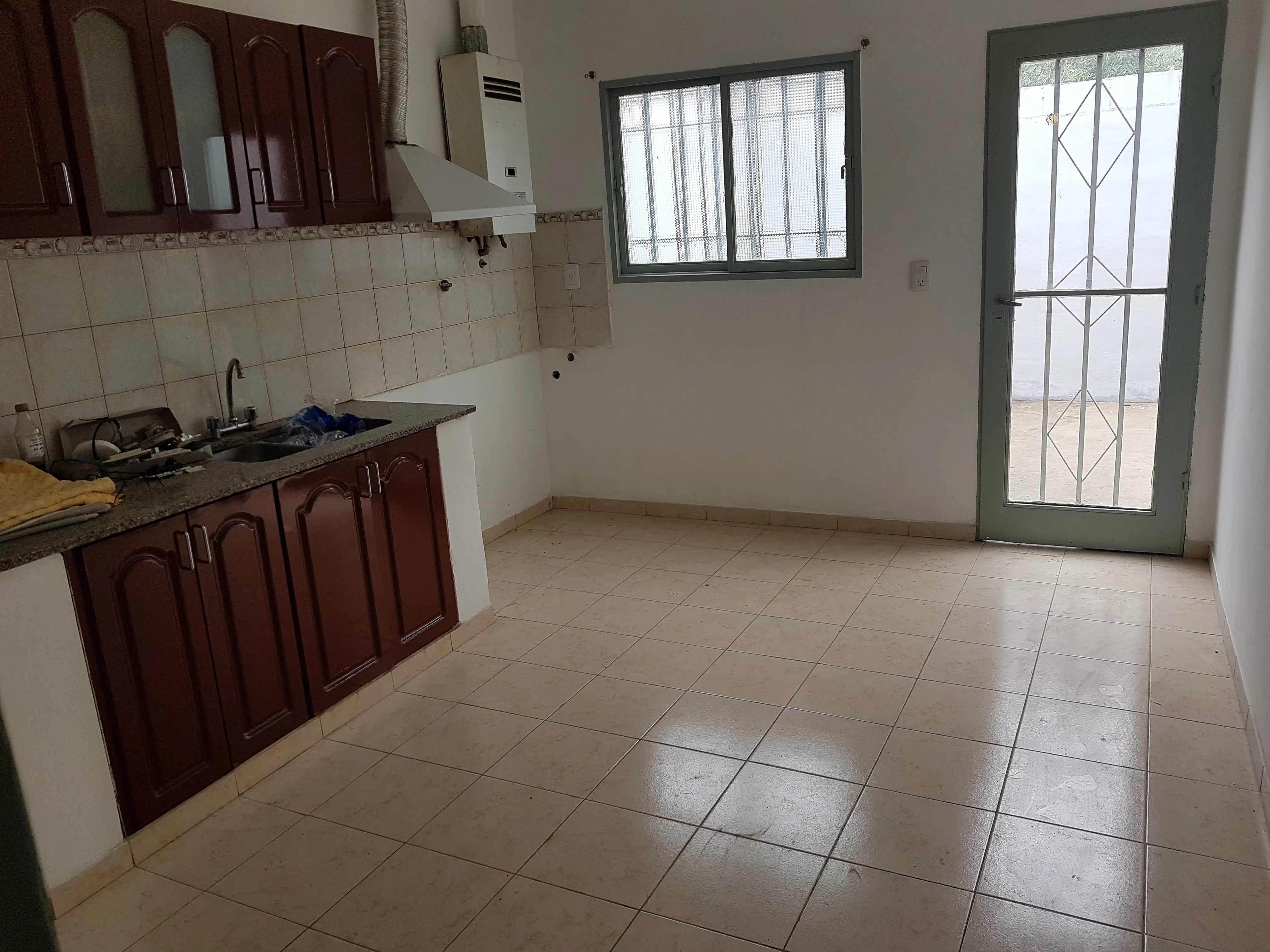 ALQUILO. CASA 2 DORM. PATIO. PH. A METROS AV FUERZA  AEREA  AL 2500