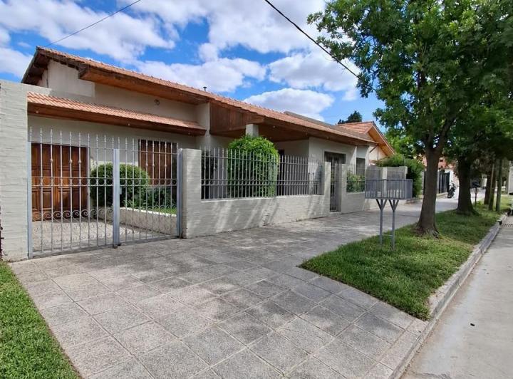 Casa · 229m² · 6 Ambientes · 2 Cocheras