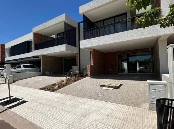 Casa · 170m² · 10 Ambientes · 2 Cocheras