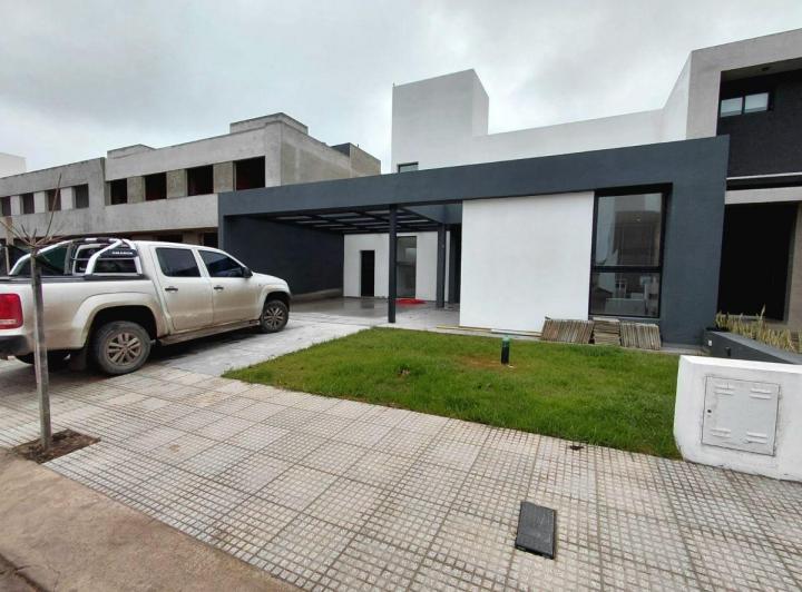 Casa · 220m² · 5 Ambientes · 2 Cocheras