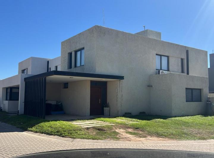 Casa · 140m² · 3 Ambientes · 1 Cochera