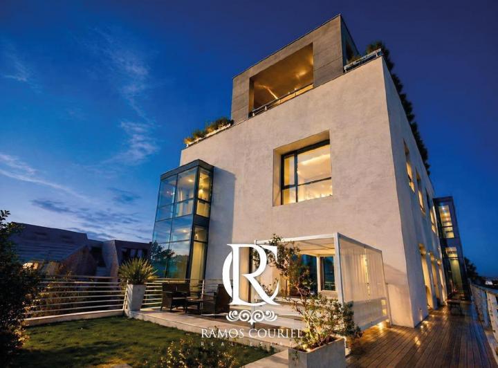 Casa · 650m² · 6 Ambientes · 4 Cocheras