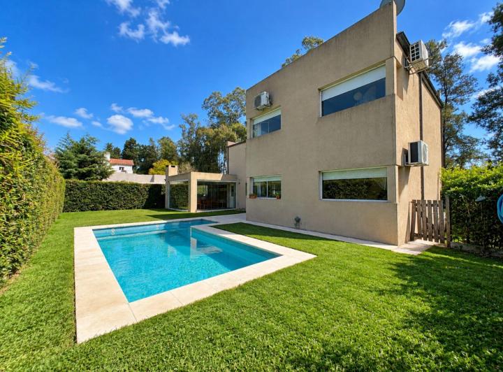 Casa · 142m² · 4 Ambientes · 2 Cocheras