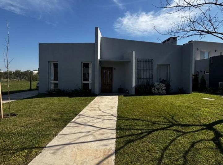 Casa · 128m² · 3 Ambientes · 4 Cocheras
