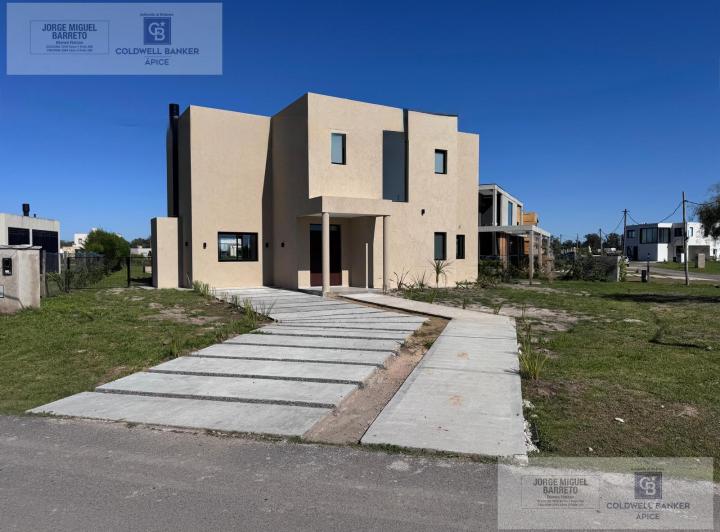 Casa · 165m² · 4 Ambientes · 3 Cocheras