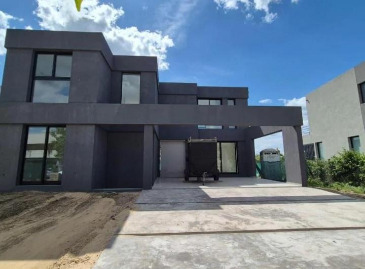 Casa · 200m² · 4 Ambientes · 4 Cocheras