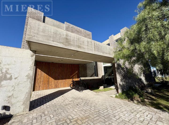 Casa · 224m² · 4 Ambientes · 2 Cocheras