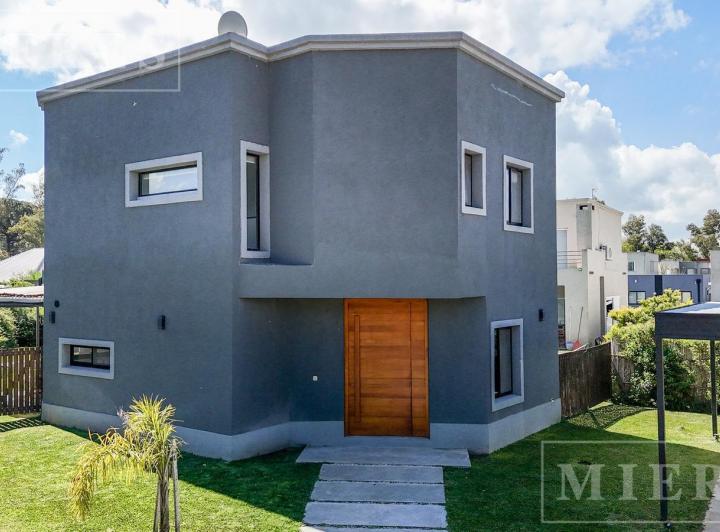 Casa · 136m² · 5 Ambientes · 2 Cocheras