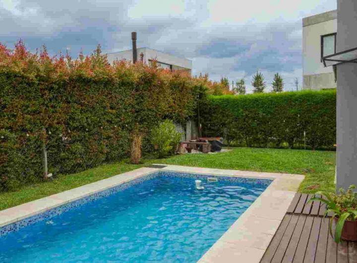 Casa · 140m² · 4 Ambientes · 3 Cocheras