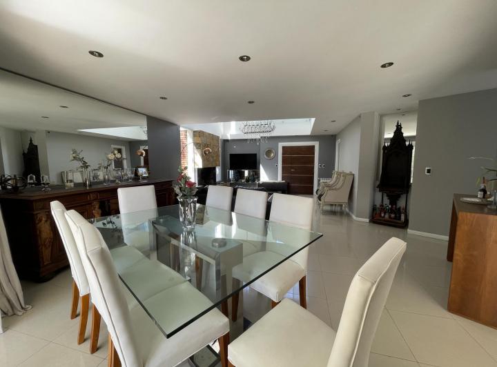 Casa · 219m² · 5 Ambientes · 4 Cocheras