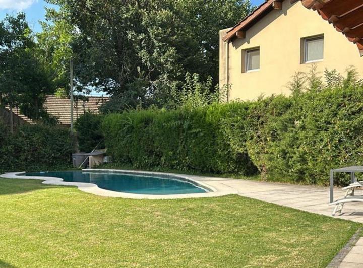 Casa · 145m² · 4 Ambientes · 3 Cocheras