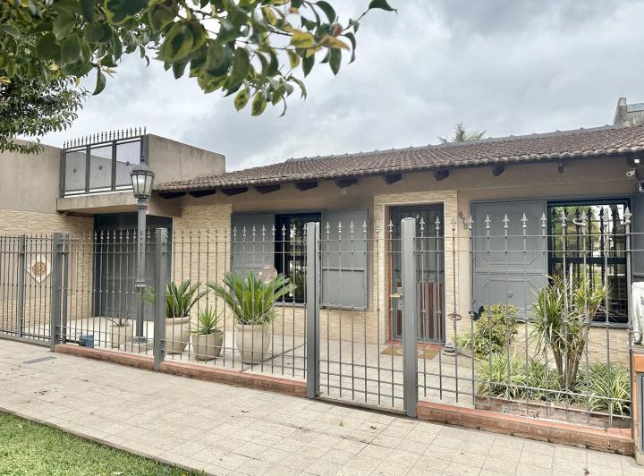 Casa · 180m² · 4 Ambientes · 1 Cochera