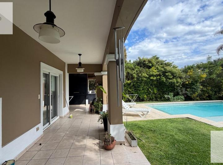 Casa · 200m² · 5 Ambientes · 6 Cocheras