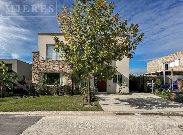 Casa · 135m² · 5 Ambientes · 2 Cocheras