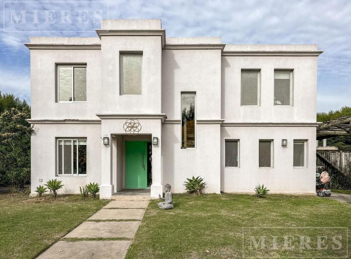 Casa · 180m² · 6 Ambientes · 2 Cocheras