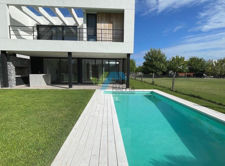 Casa · 267m² · 5 Ambientes · 2 Cocheras