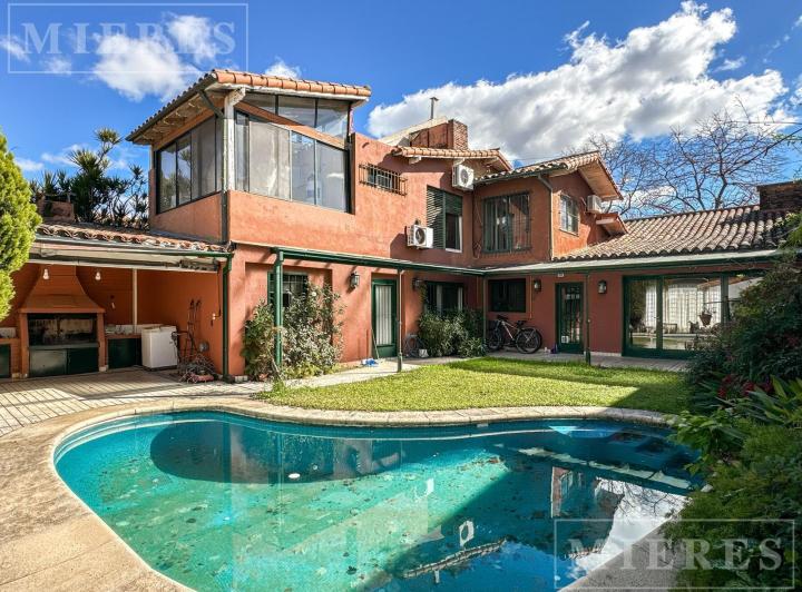 Casa · 238m² · 3 Dormitorios · 2 Cocheras