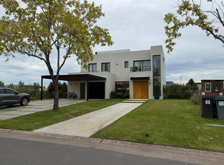 Casa · 235m² · 5 Ambientes · 6 Cocheras