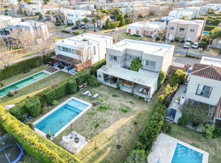 Casa · 205m² · 4 Ambientes · 2 Cocheras
