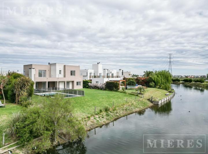 Casa · 170m² · 5 Ambientes · 2 Cocheras