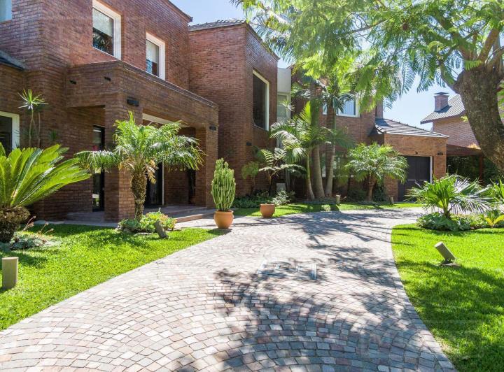 Casa · 326m² · 7 Ambientes · 2 Cocheras