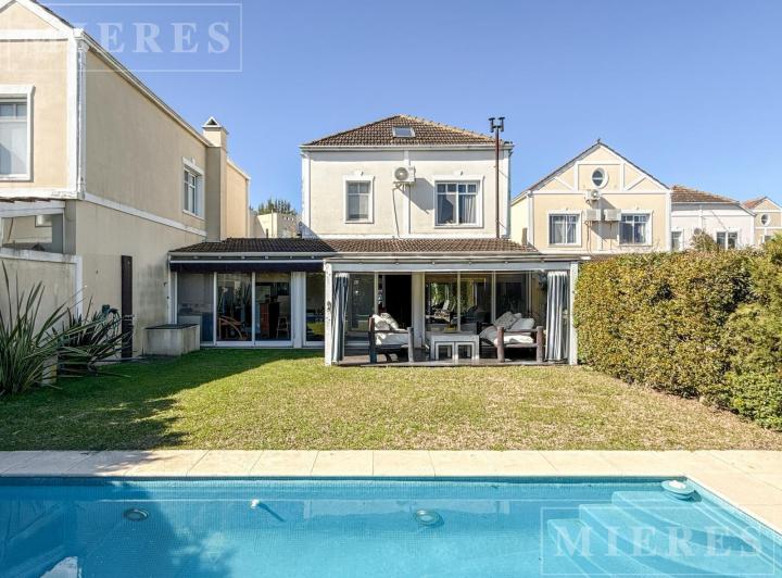 Casa · 184m² · 7 Ambientes · 2 Cocheras