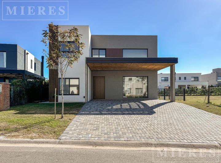 Casa · 215m² · 5 Ambientes · 1 Cochera
