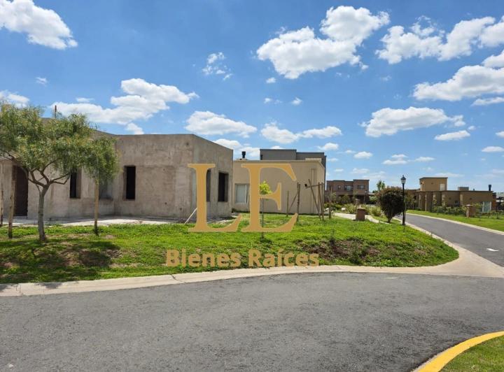 Casa · 160m² · 4 Ambientes · 2 Cocheras