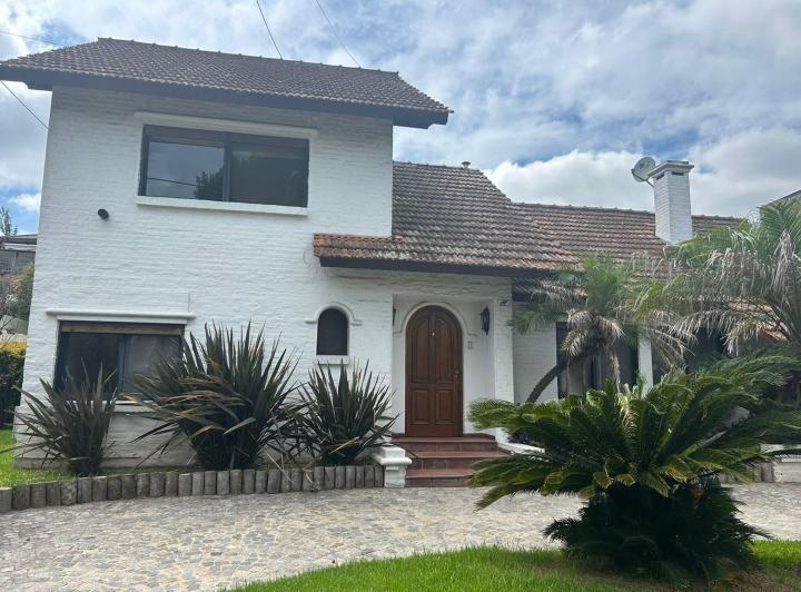Casa · 170m² · 4 Ambientes · 1 Cochera