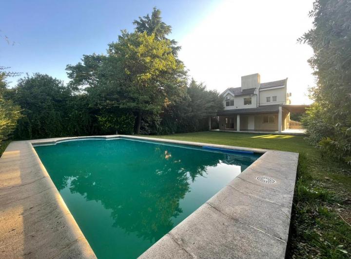 Casa · 190m² · 6 Ambientes · 4 Cocheras