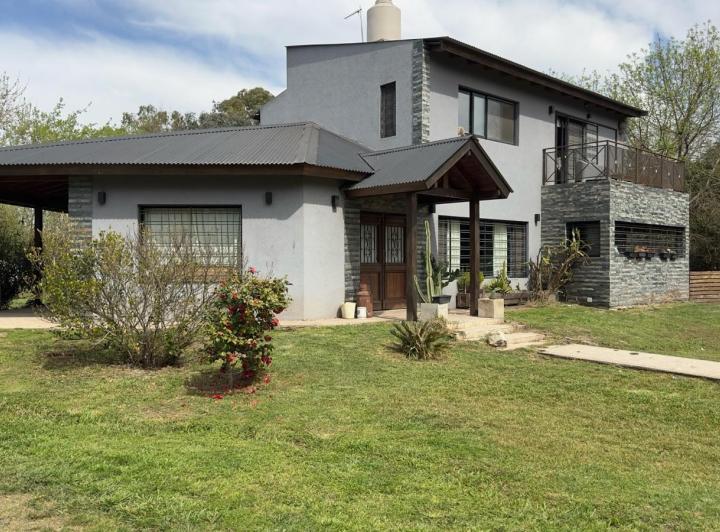 Casa · 220m² · 5 Ambientes · 2 Cocheras