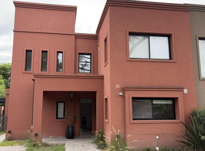 Casa · 170m² · 4 Ambientes · 2 Cocheras