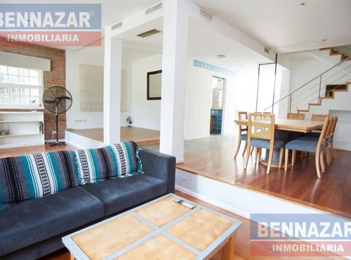 Casa · 300m² · 4 Ambientes · 3 Cocheras