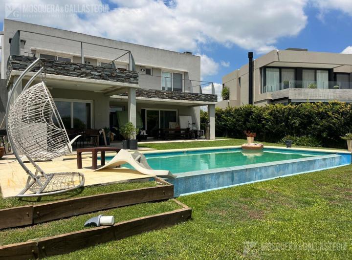 Casa · 236m² · 5 Ambientes · 6 Cocheras