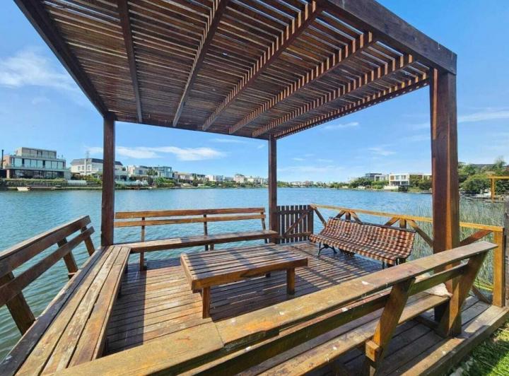 Casa · 350m² · 6 Ambientes · 1 Cochera