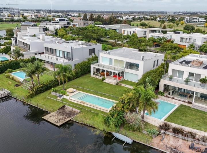 Casa · 371m² · 6 Ambientes · 2 Cocheras