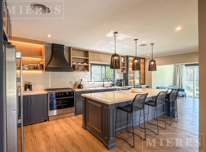Casa · 310m² · 6 Ambientes · 4 Cocheras