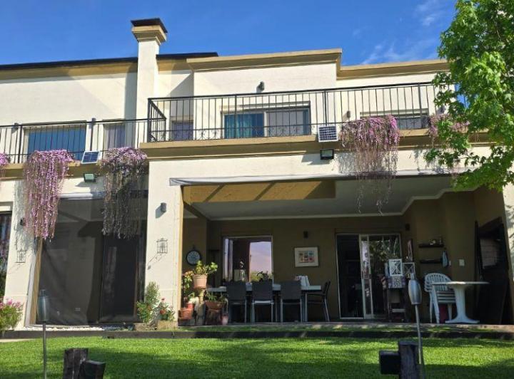 Casa · 376m² · 8 Ambientes · 3 Cocheras