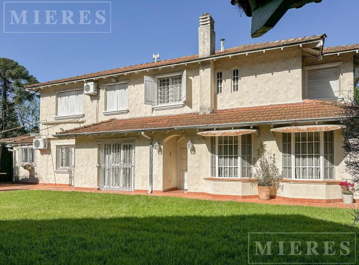 Casa · 270m² · 4 Dormitorios · 4 Cocheras