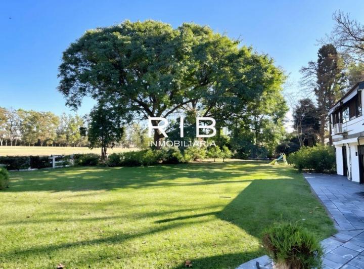 Casa · 387m² · 5 Ambientes · 4 Cocheras