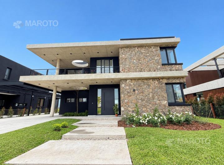 Casa · 321m² · 6 Ambientes · 2 Cocheras