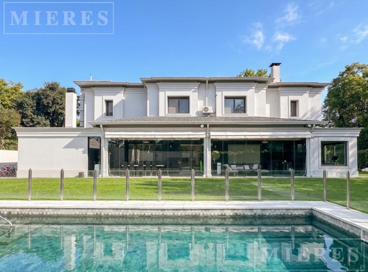 Casa · 700m² · 10 Ambientes · 4 Cocheras