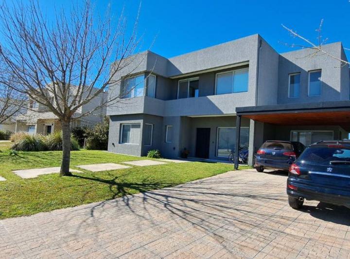 Casa · 240m² · 5 Ambientes · 3 Cocheras