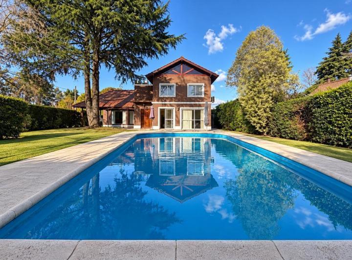 Casa · 220m² · 5 Ambientes · 2 Cocheras