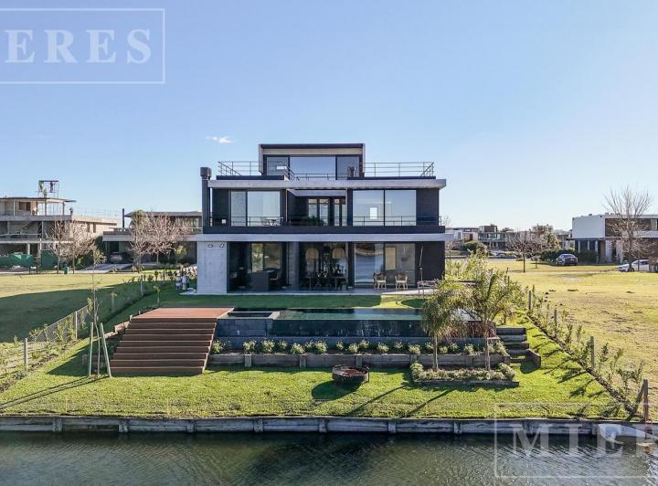 Casa · 432m² · 7 Ambientes · 4 Cocheras